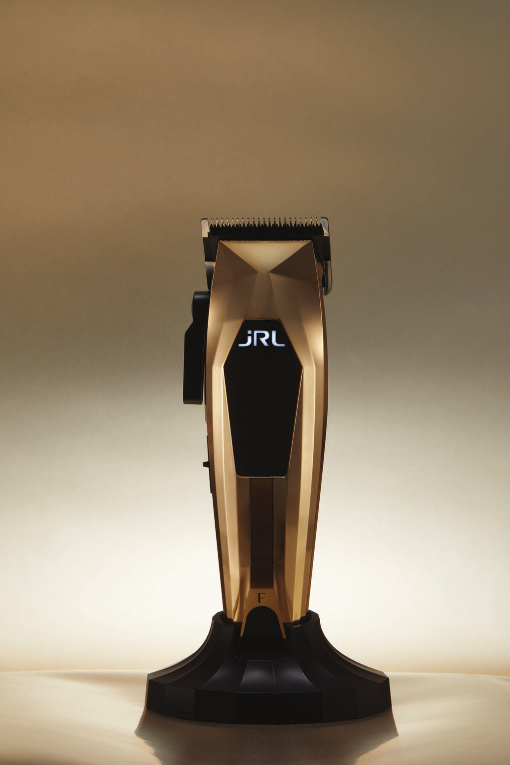 Clipper JRL 3000C Gold en su base de carga